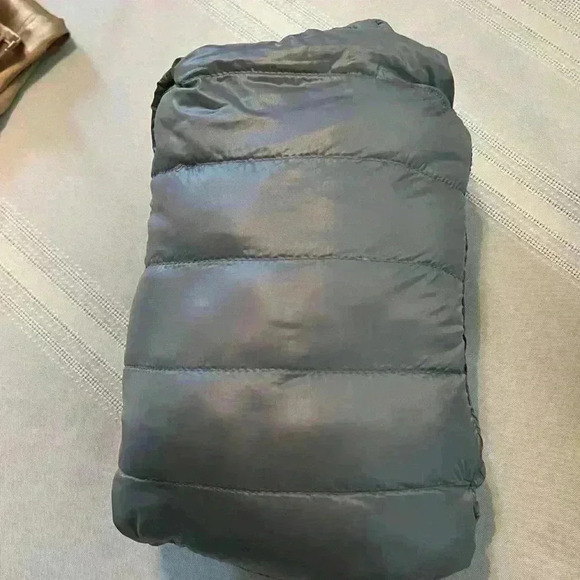 Uniqlo packable Grey Puffy Zip up coat size Medium - Picture 11 of 11